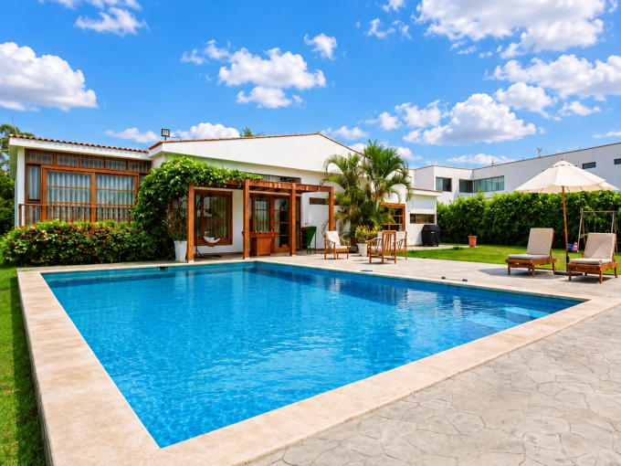 Piscina privada y fachada de casa de campo en Praderas San Andrés