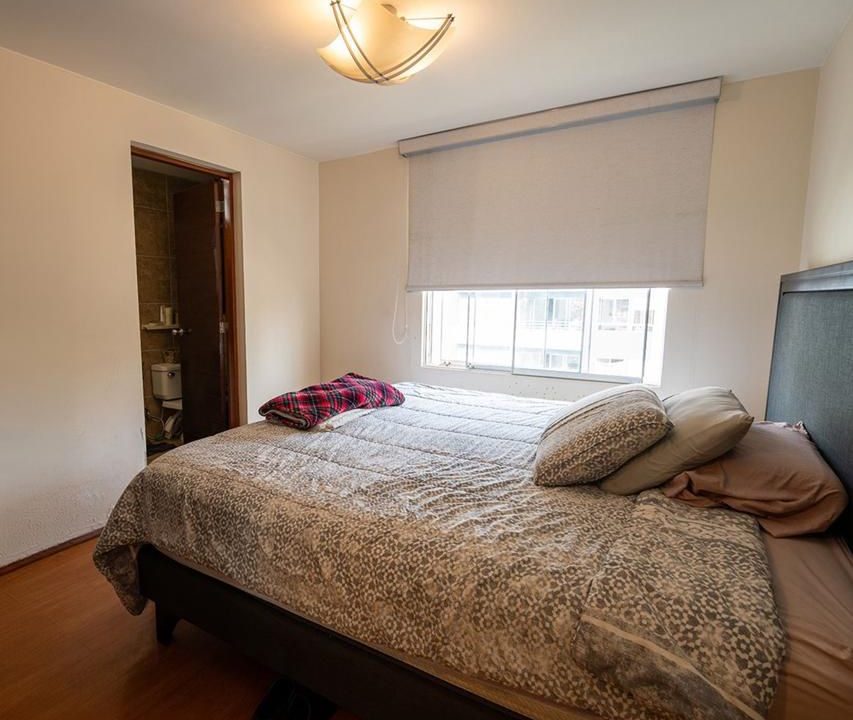 Dormitorio principal con baño
