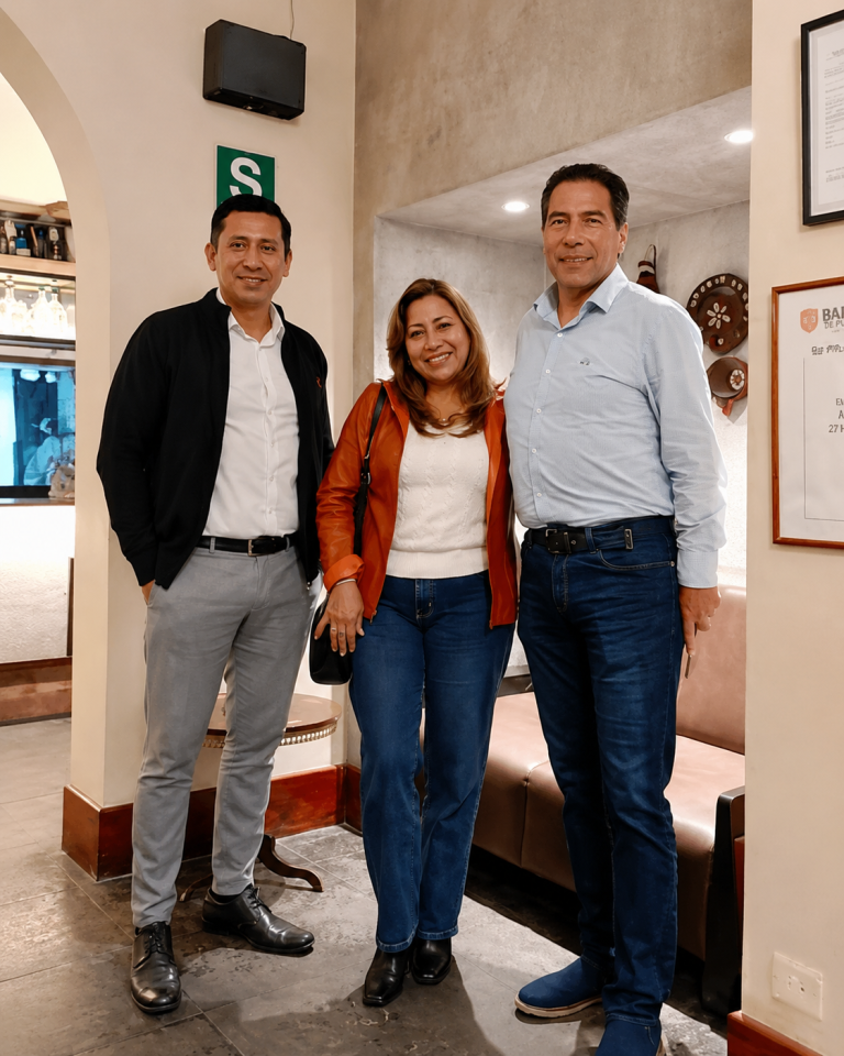 Comprador recibe las llaves de su departamento