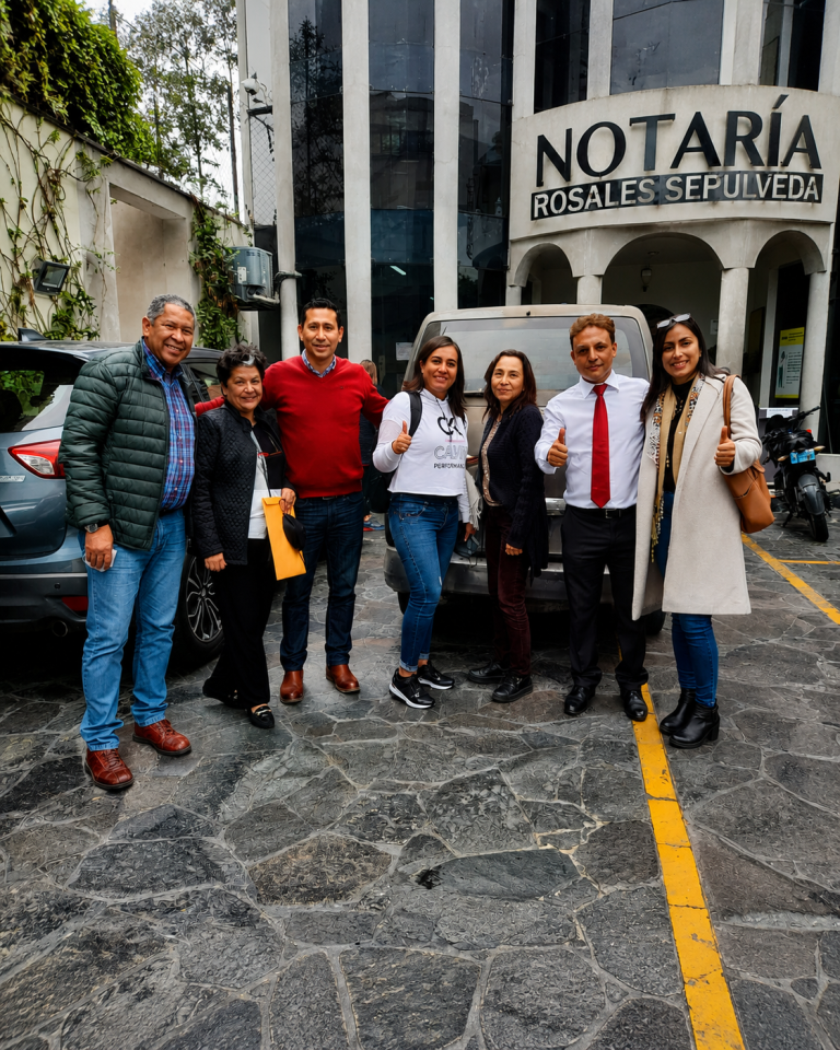 Familia recibe las llaves de su nueva casa junto al equipo de Domicis