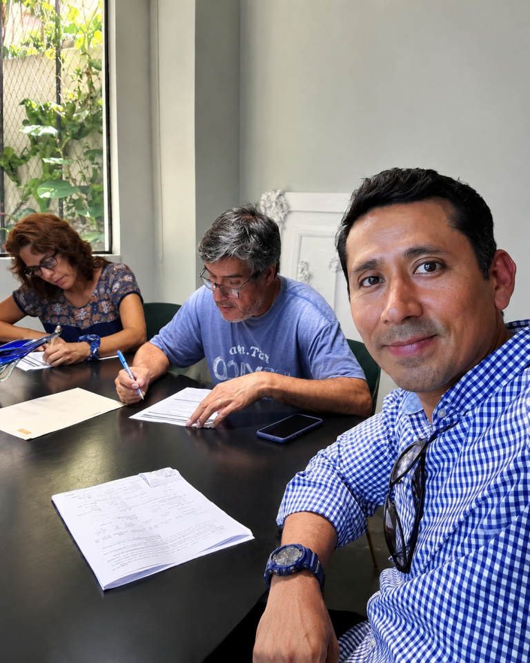 Clientes firman la escritura pública de compraventa en una notaría