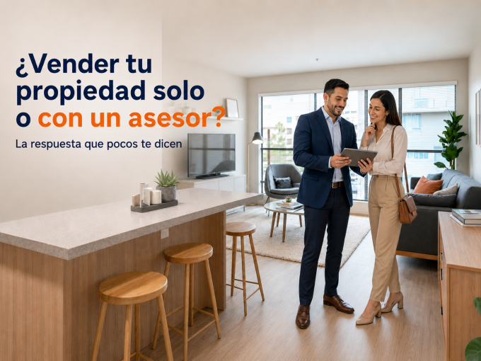 Propietario evaluando vender su propiedad con un asesor inmobiliario