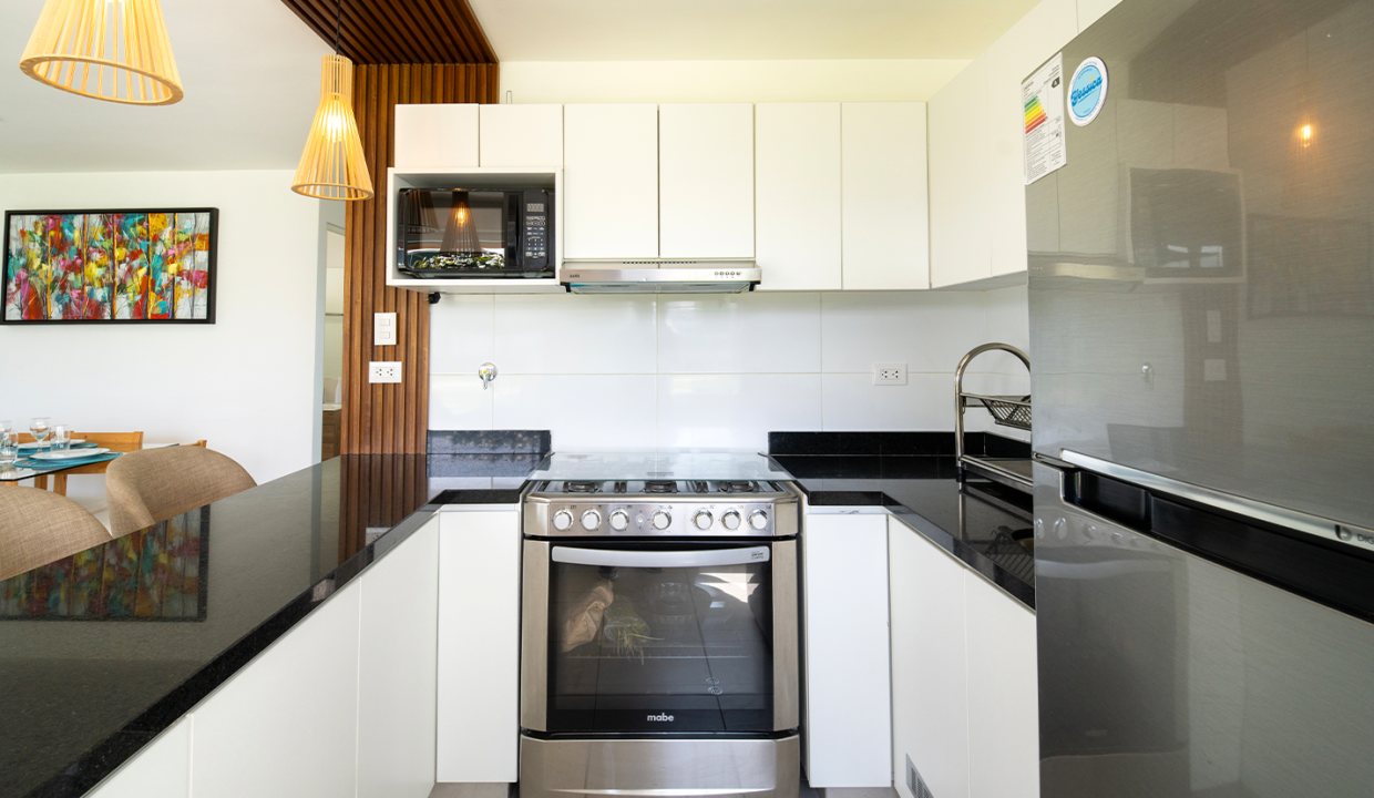 Cocina abierta con tablero de granito