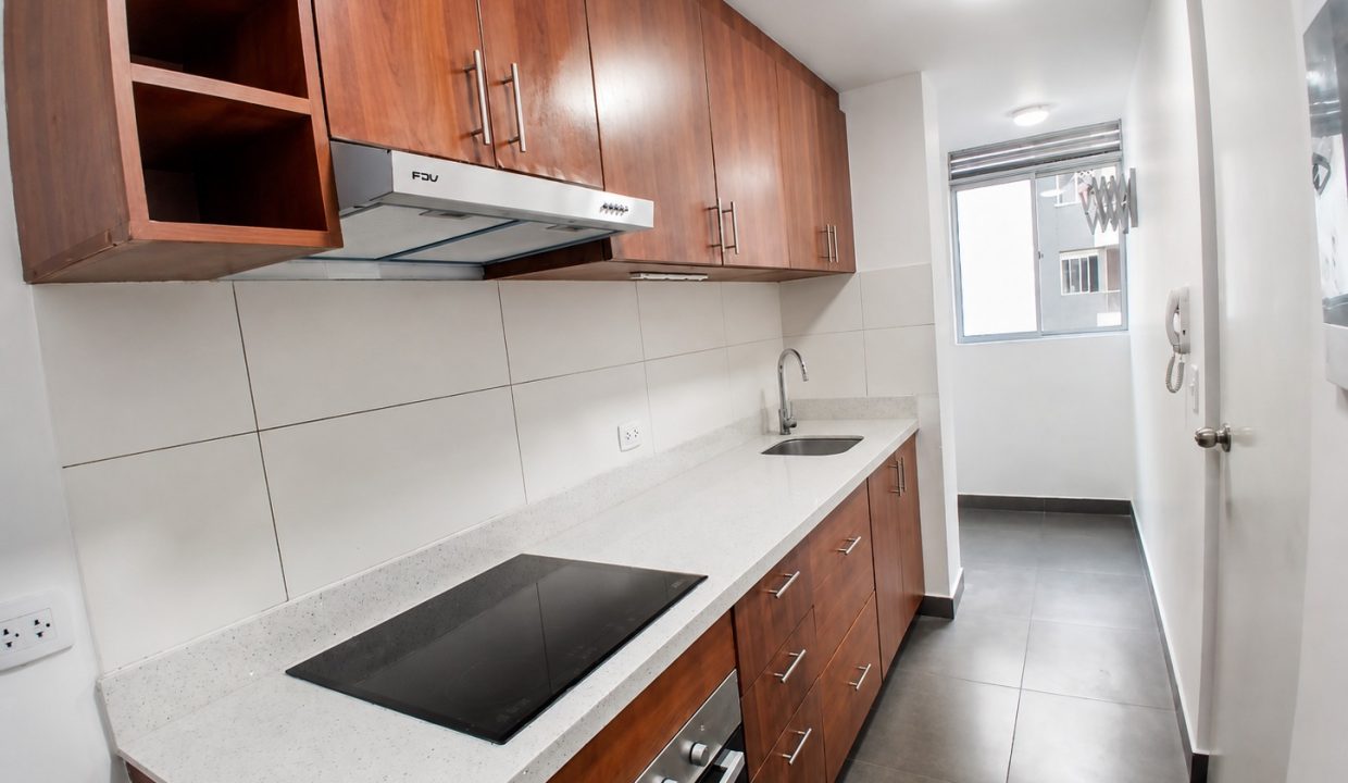 Cocina cerrada con tablero de cuarzo