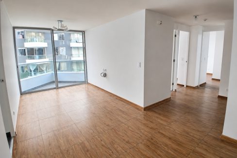 Sala y comedor iluminados de departamento en venta en San Miguel