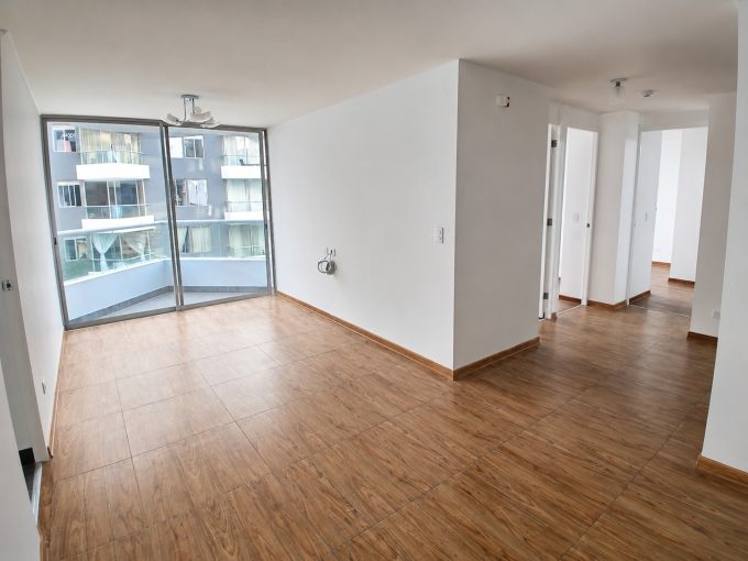 Sala y comedor iluminados de departamento en venta en San Miguel
