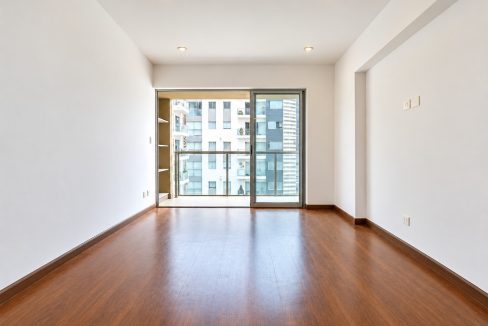 Sala iluminada del departamento en Magna Haus